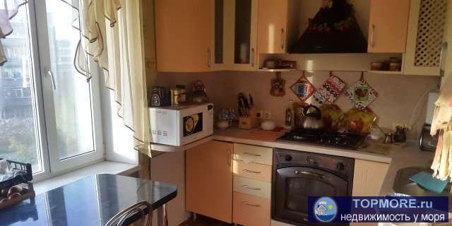 Большая.светлая на две стороны,юг и север 4 комнатная, квартира.Квартира с ремонтом,с мебелью,полы ламинат в спальне... - 1