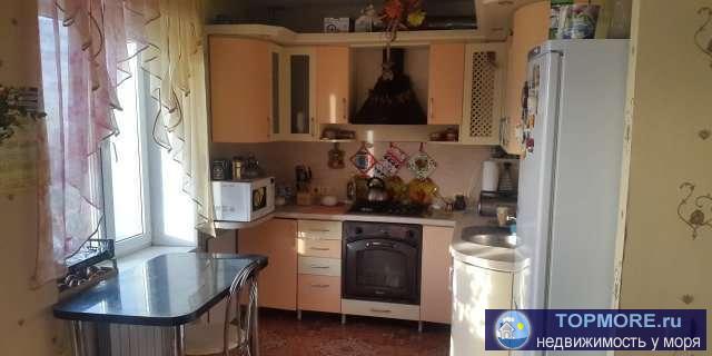 Большая.светлая на две стороны,юг и север 4 комнатная, квартира.Квартира с ремонтом,с мебелью,полы ламинат в спальне... - 2