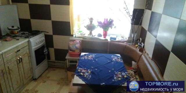 Продам трех комнатную квартиру с палисадником в центре Евпатории (ул. Фрунзе). Первый этаж четырех этажного дома.... - 2