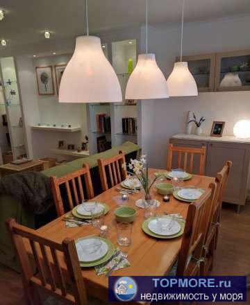 Продам светлую и просторную 4-x комнатную квартиру с дизайнерским интерьером, с мебелью, в спальном р-не Евпатории....