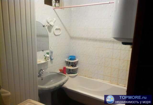 Продается с мебелью и техникой, в жилом состояние, газовая колонка, бойлер, 2 кондиционера, домофон, во всех комнатах...