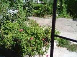 дом на земле у моря потолки высокие ремонт средний+2 сарая и камин