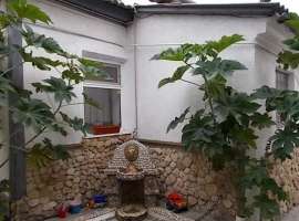 Двухкомнатное жильё, в доме одноэтажной постройки (комнаты:12,4 и...