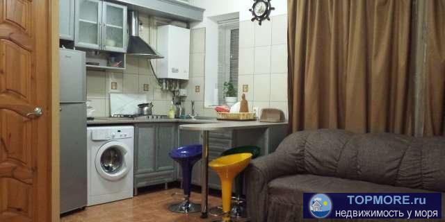 Квартира находится в спальном районе старого города. Общий двор.Уютная квартира с евроремонтом, горячая холодная вода...