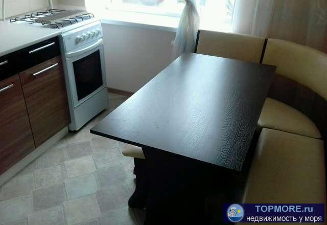 Сдам 2 комнатную квартиру с хорошим ремонтом. Чешка. Мебель новая. Стиралка автомат. Тв-жк. Надолго. Комнаты... - 2