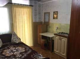 Сдам небольшую уютную квартиру-студию в хорошем районе города.рядом...