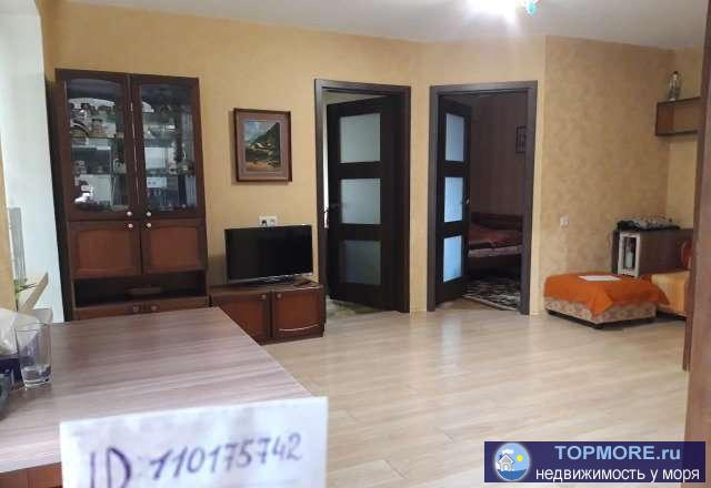 Просторная, ухоженная квартира! Две спаленки, гостиная-студио, балкончик. Имеется все необходимое для жизни: посуда,...