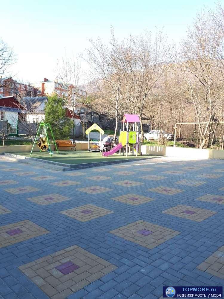 Двухкомнатная квартира пер. Больничный, 1-й этаж 5-ти этажного дома, вид во двор, два застекленных балкона.  Дом... - 2