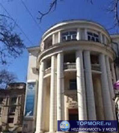 Просторная двухкомнатная квартира по адресу Большая Морская 50 находится в самом центре города, в памятнике...