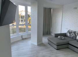 Новый апартамент с панорамными окнами на проспект, современный...