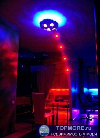 Арт дизайн в студии 45 кв.м. с видом на море! Ультрафиолетовая и светодиодная подсветки создадут неземную атмосферу!...