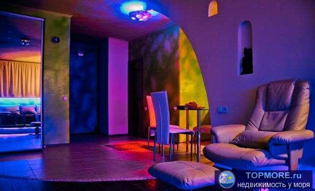 Арт дизайн в студии 45 кв.м. с видом на море! Ультрафиолетовая и светодиодная подсветки создадут неземную атмосферу!... - 2