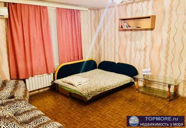 Посуточно 1-к квартира, состояние жилое удовлетворительное. Кондиционер, телевизор, утюг, горячая вода, wi-fi и все...