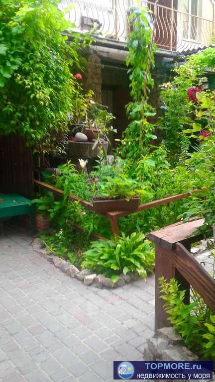 Приглашаем в  Феодосию отдохнуть у Нели!     В историческом центре,  10 мин. неспешно от моря просторная  однокомн....