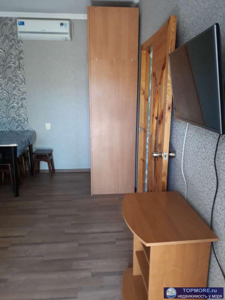 Однокомнатный номер . Комфортно размещается до 4 человек. Есть ТВ, Wi-Fi. кондиционер, холодильник, стиральная... - 1