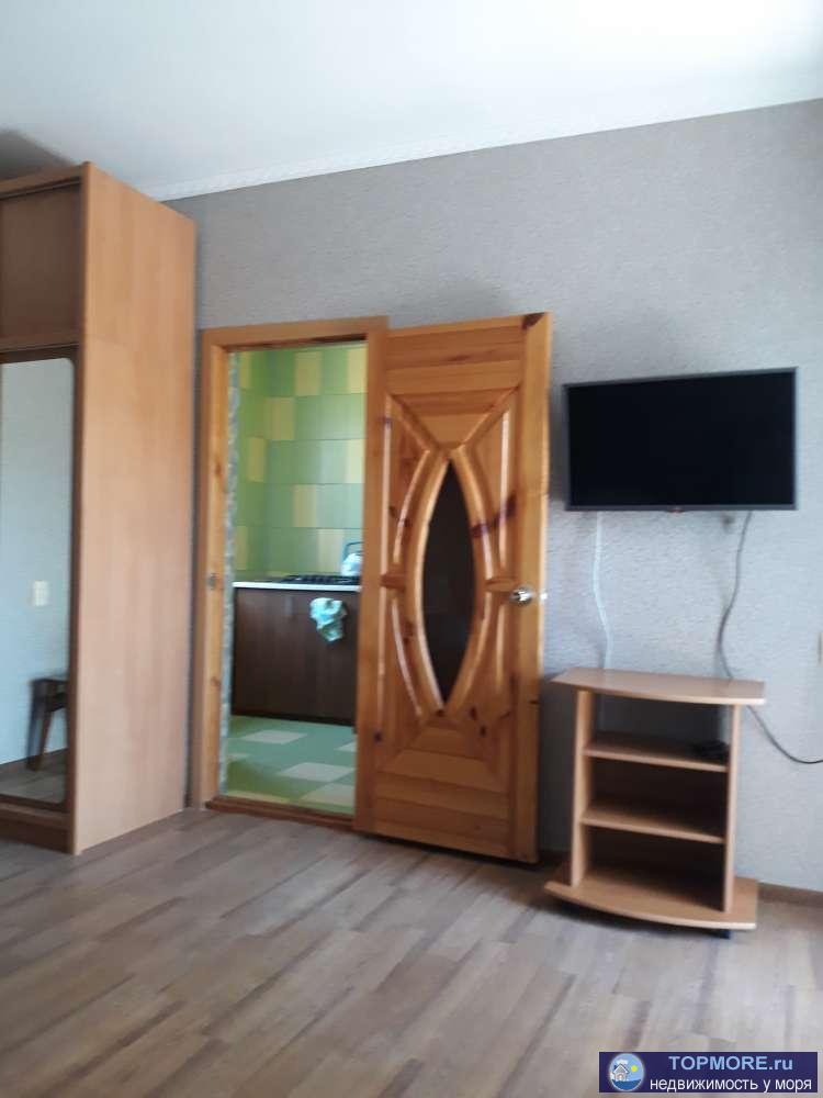 Однокомнатный номер . Комфортно размещается до 4 человек. Есть ТВ, Wi-Fi. кондиционер, холодильник, стиральная... - 3