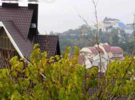 Поселок находится в живописном месте у подножия потухшего вулкана...