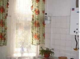 Квартира в сталинском доме,высокий первый этаж,потолки больше 3-х...