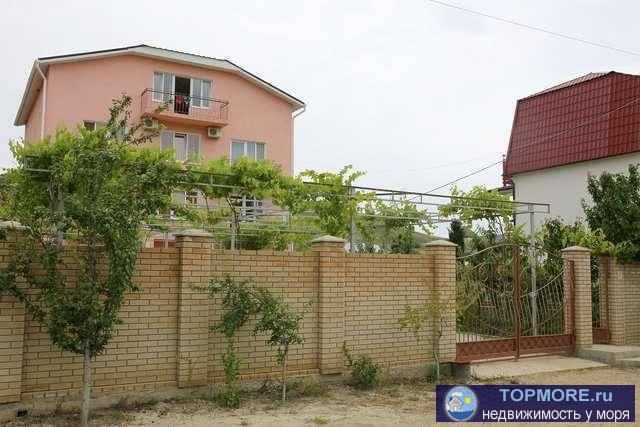 Продается работающая мини-гостиница, расположена в поселке Коктебель на улице Вересаева 7, до моря 800 метров, общая...