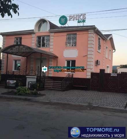 Продаётся отличный дом 360 кв м, 2-х этажный, на участке 4 сотки.Центр г. Ст.Крым.Часть дома150 кв м- комерческая...