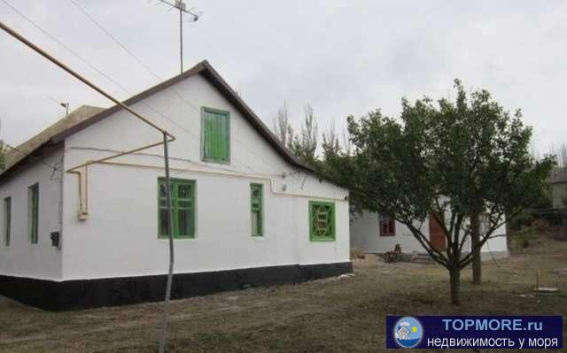 Чистый, ухоженный дом, 2 комнаты, санузел в доме, газ и вода  проведены, есть колонка с питьевой водой, летняя кухня...