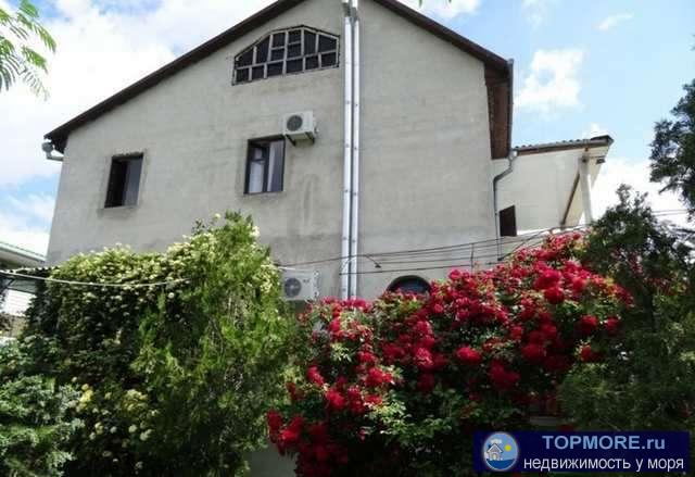 Продается дом в с. Береговое, ул. Черноморская. Жилых комнат - 13. Цокольный этаж : кухня - столовая, с/у, прачечная...