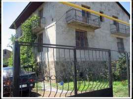 Продается дом. На территории есть  парковка, мангал с зоной отдыха,...