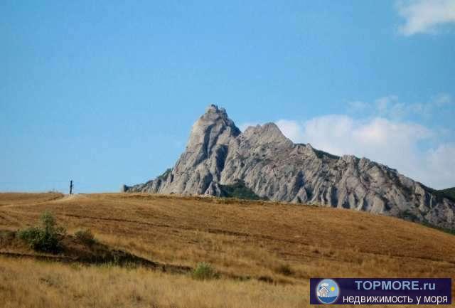 Продается участок под ИЖС в черте Коктебеля, вода в 50 метрах, свет в 3 метрах от участка.