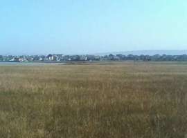 Продается участок в районе золотого пляжа. Коммуникации в 300 метрах.