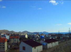 На участке котлован под фундамент дома, водопровод и электричество...