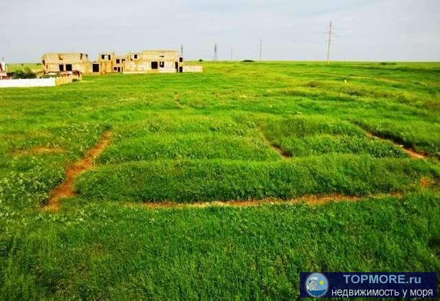 Участок ровный, прямоугольной формы с видом на море.На участке фундамент, коммуникации на соседних участках.