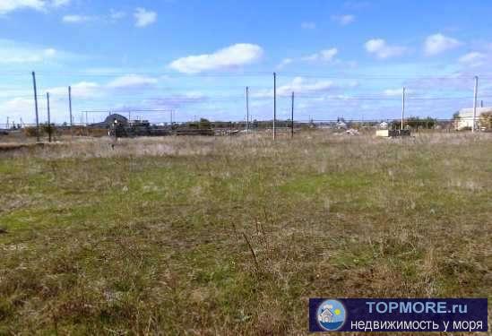 Продается земельный участок 15 соток, ИЖС. Коммуникации 100 м. Участок имеет правильную форму, ровный рельеф.