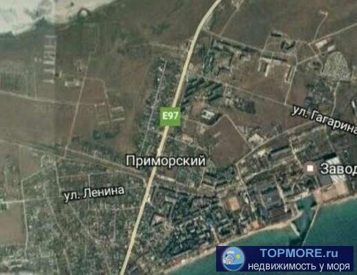 Ровный , сухой участок огорожен забором, недалеко проходит трасса Керчь-Симферополь, до моря - 800 м, до г. Феодосия...