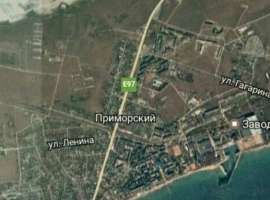 Ровный , сухой участок огорожен забором, недалеко проходит трасса...