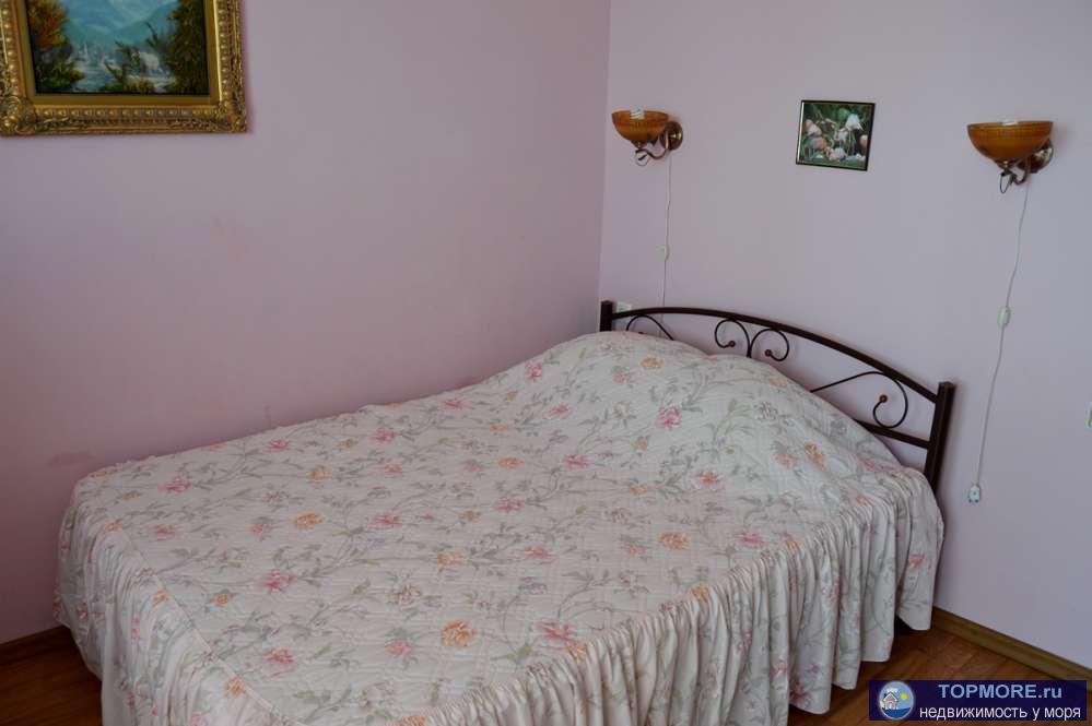 Сдается 2-х. этажный домик со всеми удобствами, в домике 3 комнаты, на 1 этаже кухня и 1 комната (2 спальных места),... - 10