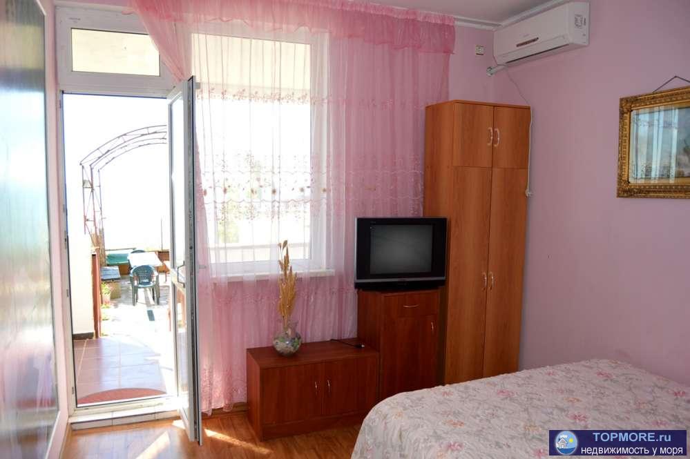 Сдается 2-х. этажный домик со всеми удобствами, в домике 3 комнаты, на 1 этаже кухня и 1 комната (2 спальных места),... - 11