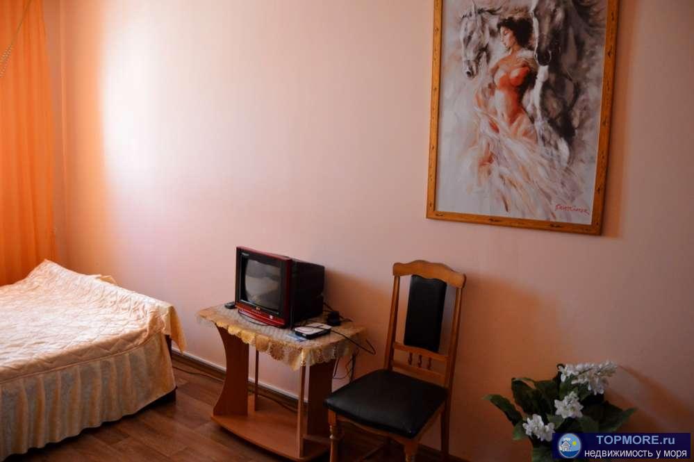 Сдается 2-х. этажный домик со всеми удобствами, в домике 3 комнаты, на 1 этаже кухня и 1 комната (2 спальных места),... - 12