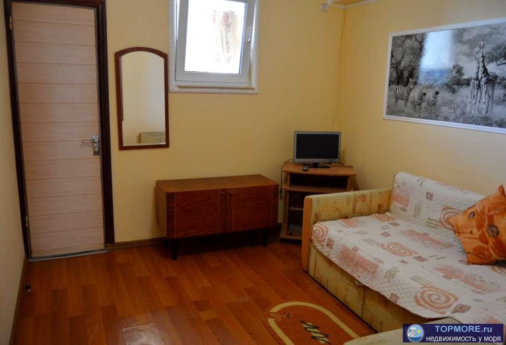 Сдается 2-х. этажный домик со всеми удобствами, в домике 3 комнаты, на 1 этаже кухня и 1 комната (2 спальных места),... - 15