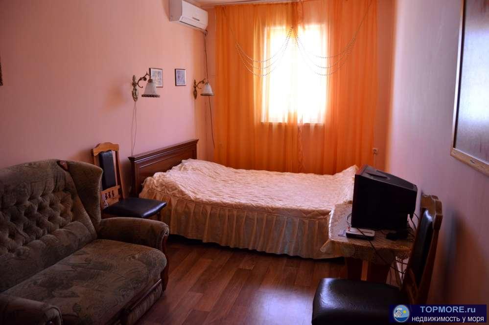 Сдается 2-х. этажный домик со всеми удобствами, в домике 3 комнаты, на 1 этаже кухня и 1 комната (2 спальных места),... - 7