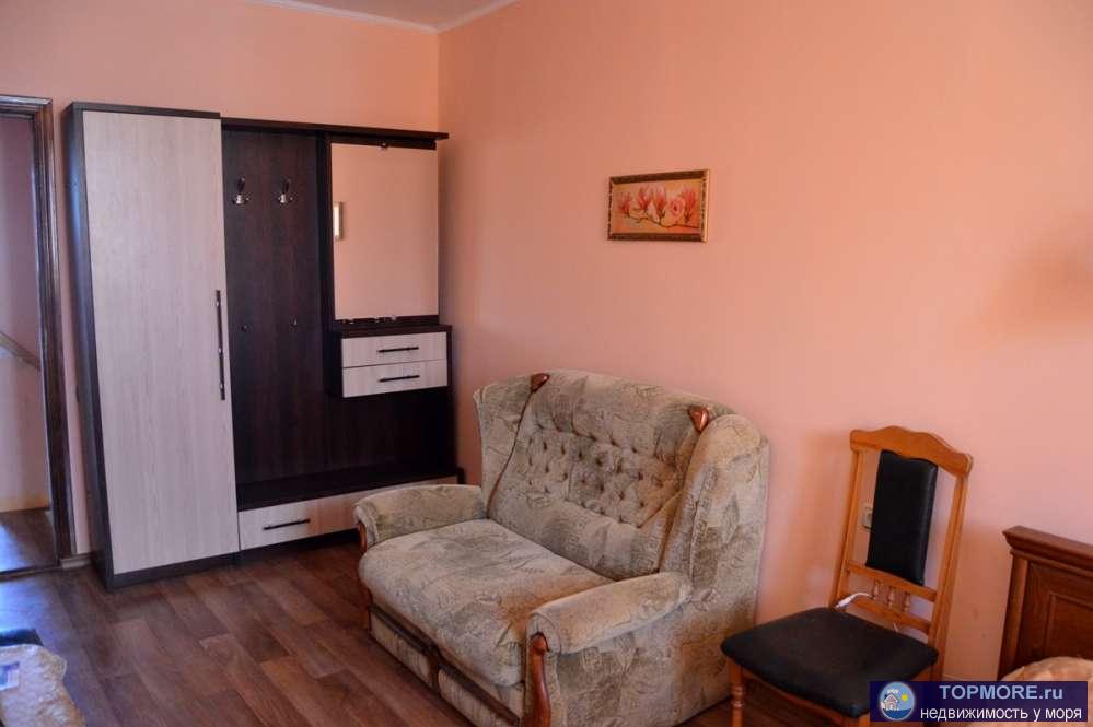 Сдается 2-х. этажный домик со всеми удобствами, в домике 3 комнаты, на 1 этаже кухня и 1 комната (2 спальных места),... - 9