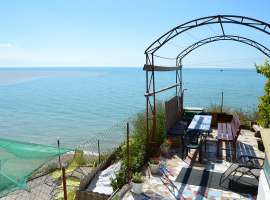 Сдается 2-х. этажный домик со всеми удобствами, в домике 3 комнаты,...