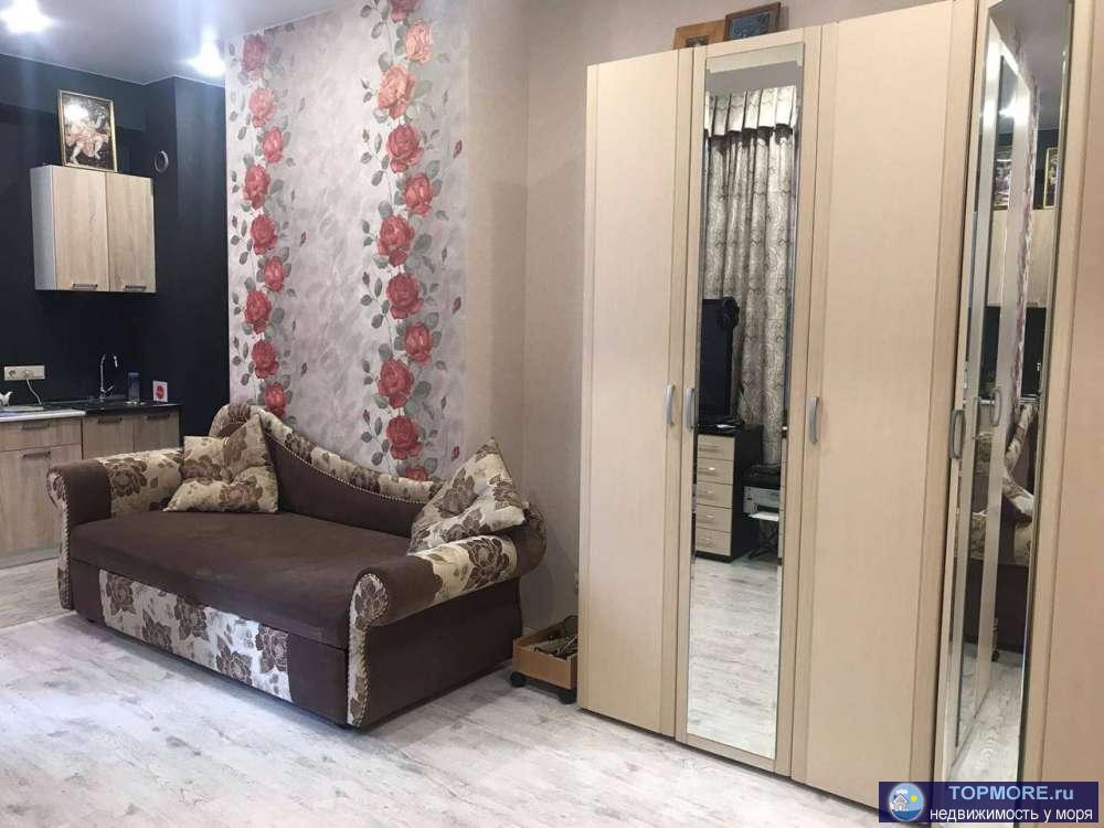 До моря 900 метров. Квартира с новым, хорошим ремонтом. Готова для проживания. Угловая, светлая с балконом.  Дом...