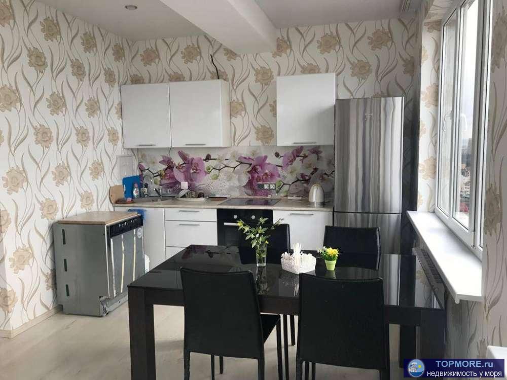 Продается евродвушка с хорошим ремонтом и шикарным видом на море! Просторная кухня-гостиная, спальня, большой...