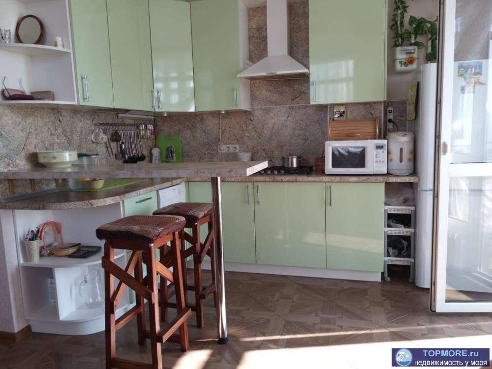 Продается просторная квартира с лоджией и прямым видом на море. В квартире панорамное остекление. Сделан качественный...