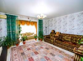 Продается просторная квартира в самом центре курорта.
Жилой...