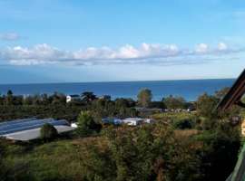 Предлагается трехкомнатная квартира на первой береговой линии...