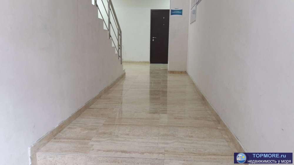 Большая светлая квартира! Балкон, панорамное остекление, замечательный вид на зеленый склон. К квартире разработан...