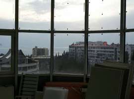 Продаю большую  квартиру под отделку. Большие витражные окна с...