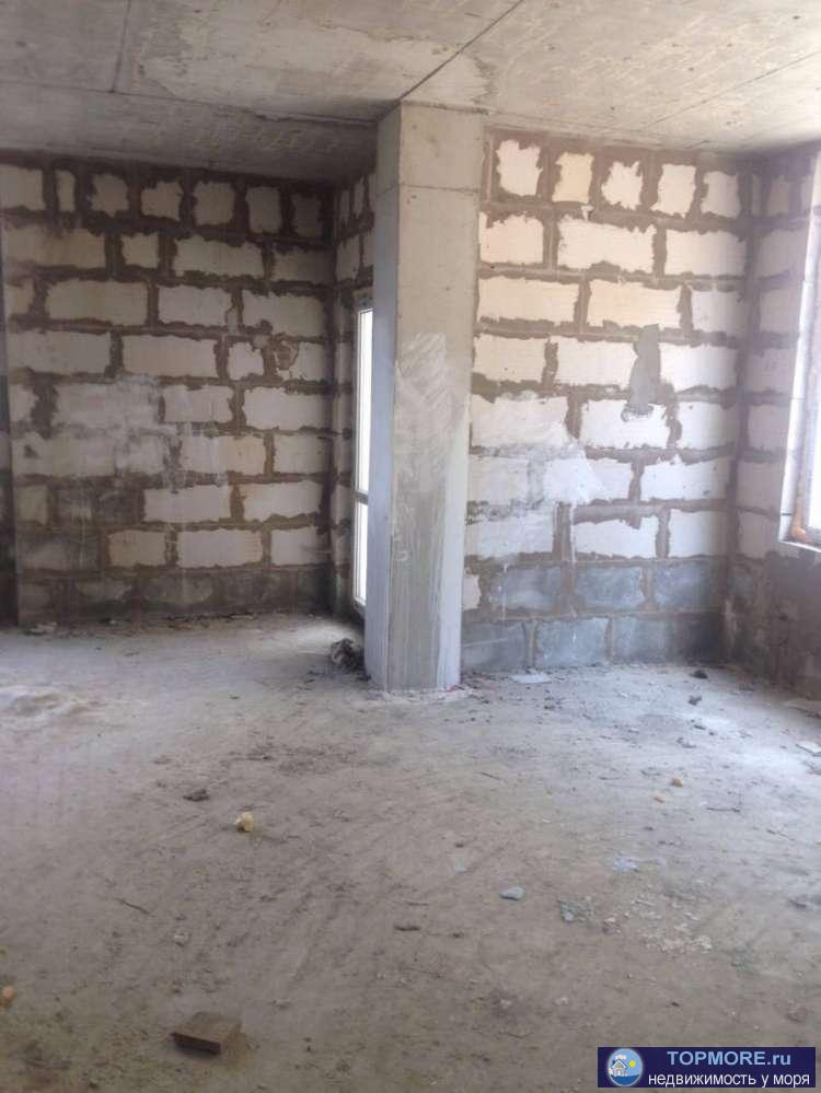 Без ремонта, распланирована. Кухня с балконом, три спальни с балконами. Сан узел раздельный . Большая прихожая. Газ... - 2