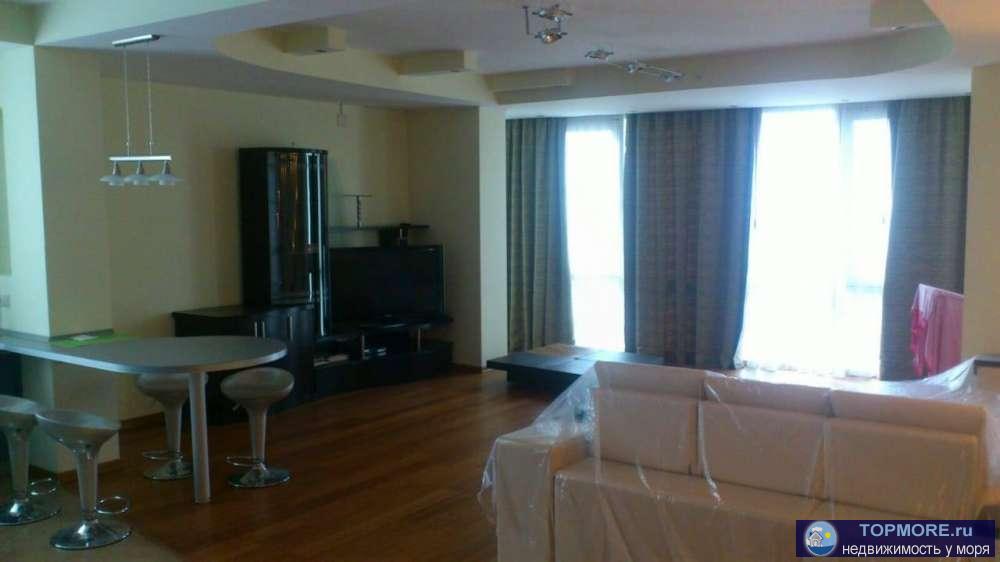 Хороший район, до делового центра - 5 минут на машине. До пляжа идти 10 минут. В шаговой доступности магазины, рынок,... - 2